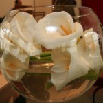 Casamento da Ana: arranjo baixo com copos-de-leite em vaso tipo aquário