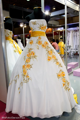 vestido de noiva amarelo ouro