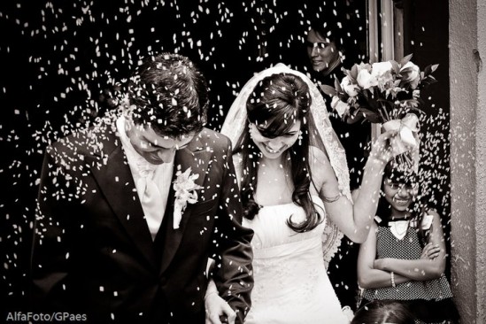 Chuva de arroz na saída dos noivos em casamento na igreja. Foto: Alfa Foto.