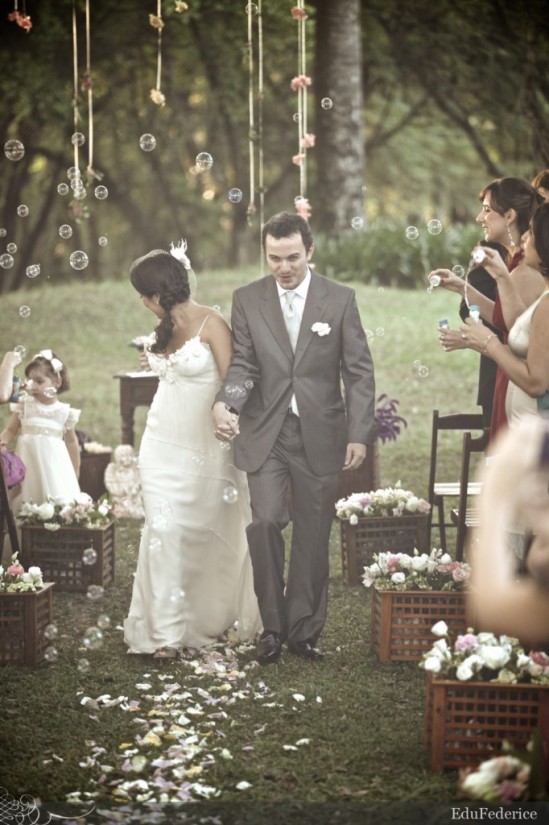 Bolhinhas de sabão em casamento ao ar livre. Foto: Edu Federice.