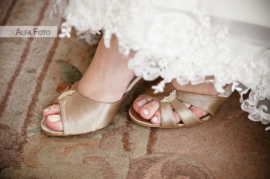Sapato dourado da noiva. Foto: Alfa Foto.