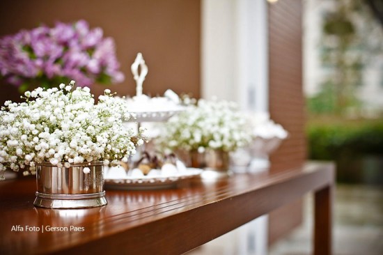 Decoração da mesa de doces do casamento com mosquitinhos. Foto: Alfa Foto.