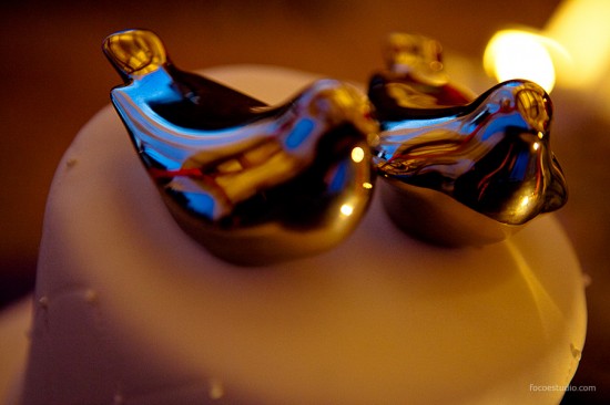 Passarinhos dourados como noivinhos de topo de bolo. Foto: Foco Estúdio.