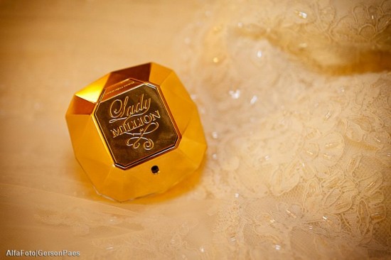 Perfume da noiva com embalagem dourada (Lady Million, Paco Rabanne). Foto: Alfa Foto.