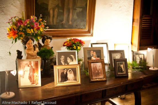 Casamento: decoração com porta retratos e fotos de família. Foto: Aline Machado.