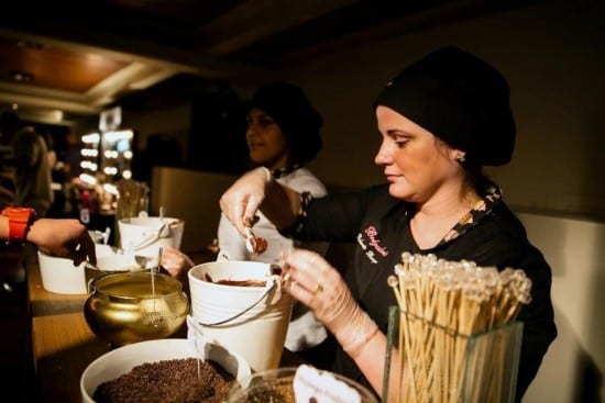Buffet de brigadeiros gourmet em casamento. Foto: Guido Argel | Belgaderia.