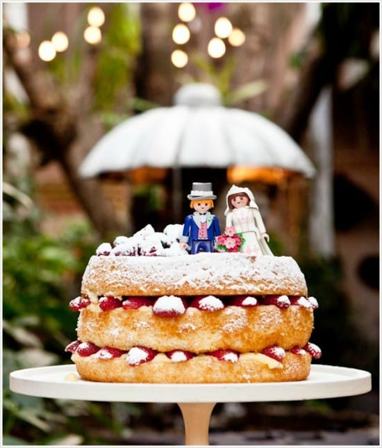 Noivinhos de topo de bolo de casamento de Playmobil. Foto: Edu Feijó.