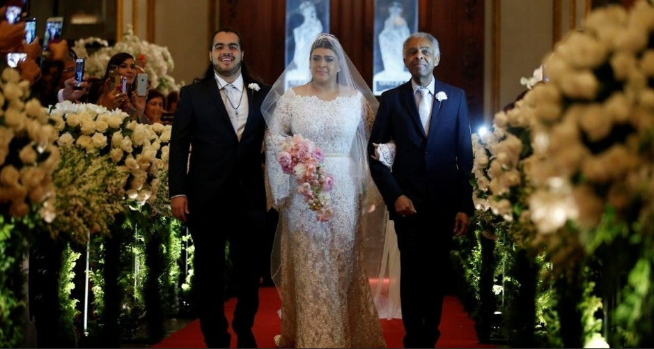 Entrada da noiva com pai e irmão no casamento de Preta Gil e Rodrigo Godoy.