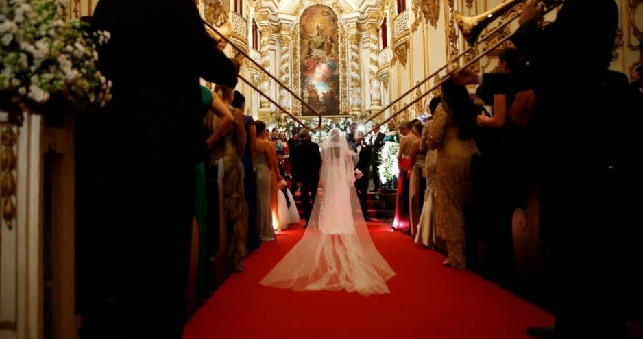 Entrada da noiva com pai e irmão no casamento de Preta Gil e Rodrigo Godoy.