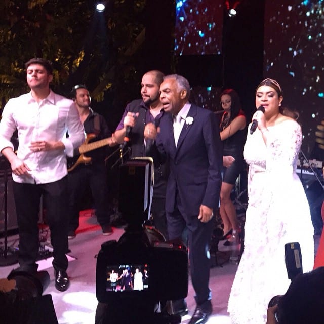 Gilberto Gil cantando no casamento de Preta Gil e Rodrigo Godoy.