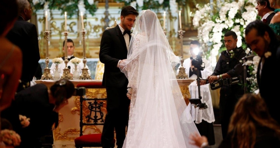Noivos no altar no casamento de Preta Gil e Rodrigo Godoy.