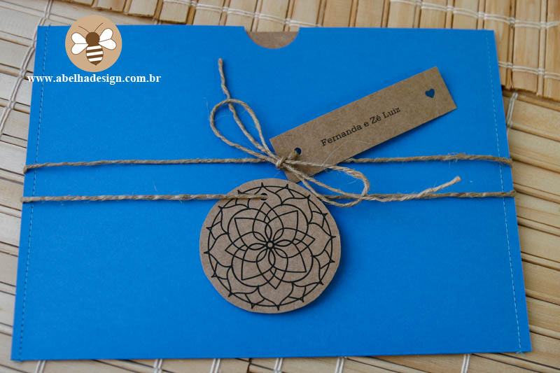Convite de casamento Abelha Design: rústico com mandala e envelope azul.