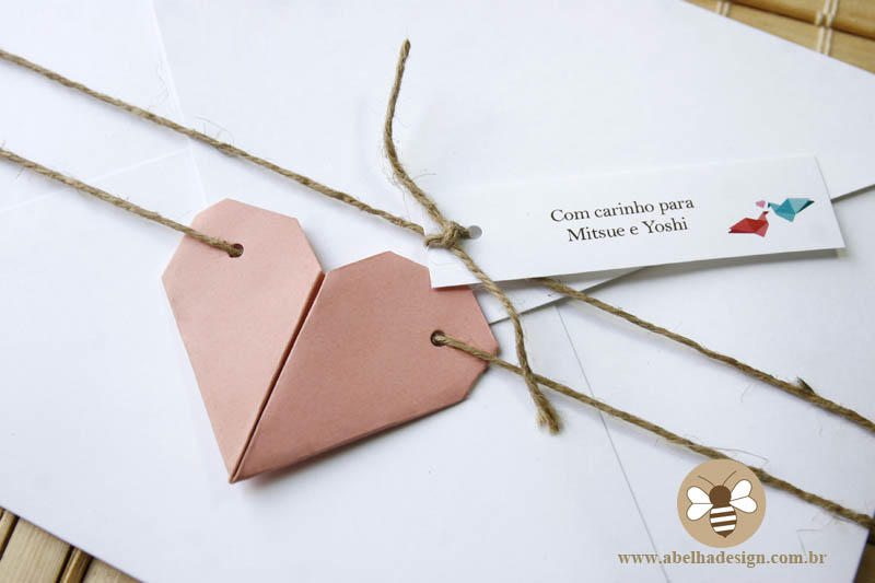 Convite de casamento Abelha Design: rústico com origami de coração.