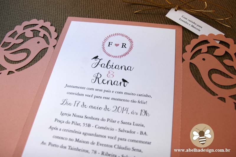 Convite de casamento Abelha Design: envelope recortado em forma de passarinho e coração.
