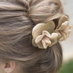 Acessório de cabelo com flor para noivas da D.Cantidio.