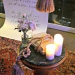 Decoração de casamento: altar decorado com mesinha lateral, cordas, livros e um painel ao fundo. Decoração de Filiz Flores. Foto: Planejando Meu Casamento.