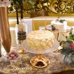 Mesa do bolo para casamento com diversos bolos da Petite Fabrique. Foto: Planejando Meu Casamento.