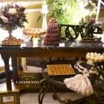 Mesa de doces para casamento com Love e torre de macarons. Decoração de Filiz Flores. Foto: Planejando Meu Casamento.