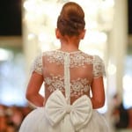 Detalhe das costas do vestido da daminha de honra, com laço e rendas. Casamento ostentação do casal milionário Djalma e Priscila. Foto: Celso Junior e Ueslei Marcelino.