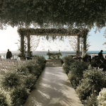 Altar da cerimônia de casamento de Wesley Safadão e Thyane Dantas no Terminal Marítimo de Fortaleza. Decoração de casamento na praia.