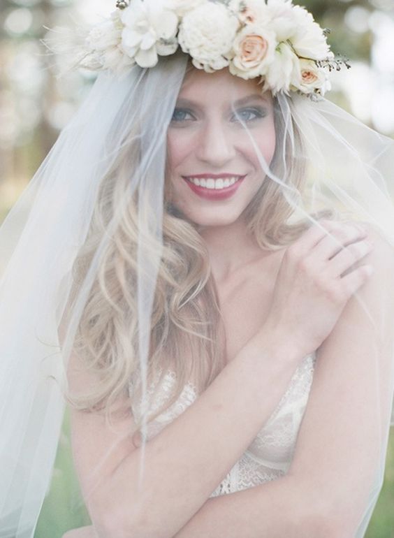 Penteado de noiva: coroa de flores, cabelo solto e véu cobrindo o rosto -  Planejando Meu Casamento