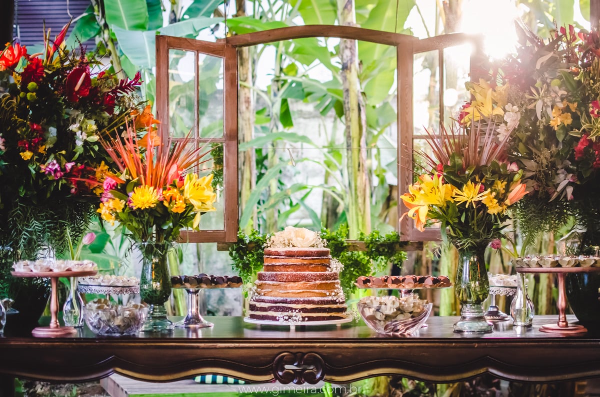 Mesa do bolo em casamento na praia. Decoração pela florista Lygia de Luca, da Leve Flores. Foto: GMeira Fotografia.