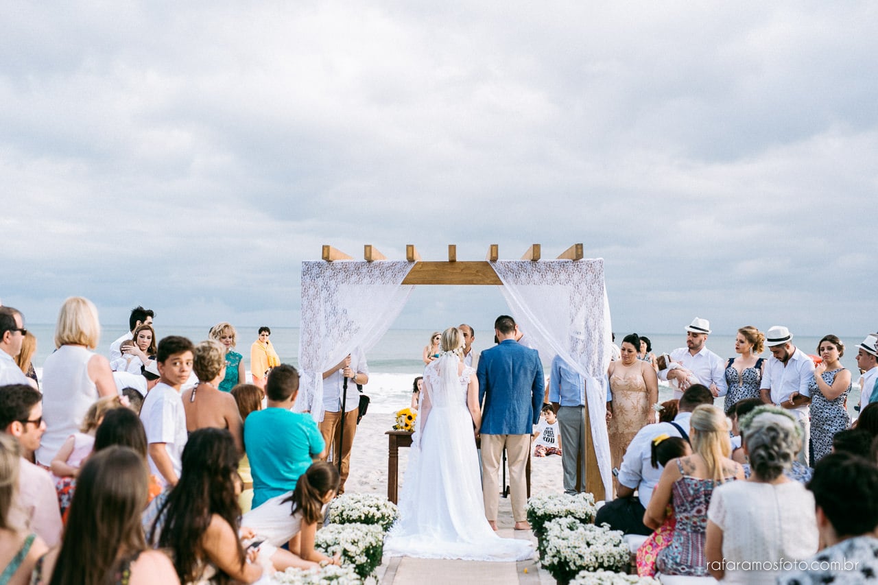 Espaços para casamento na praia estilo pé na areia em Maresias: Coconut's Hotel. Foto: Rafa Ramos. Veja mais locais no site Planejando Meu Casamento ( www.planejandomeucasamento.com.br ).