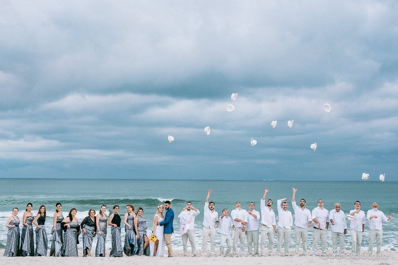 Padrinhos de casamento na praia. Foto: Rafa Ramos. Mais inspirações no blog Planejando Meu Casamento ( www.planejandomeucasamento.com.br ).
